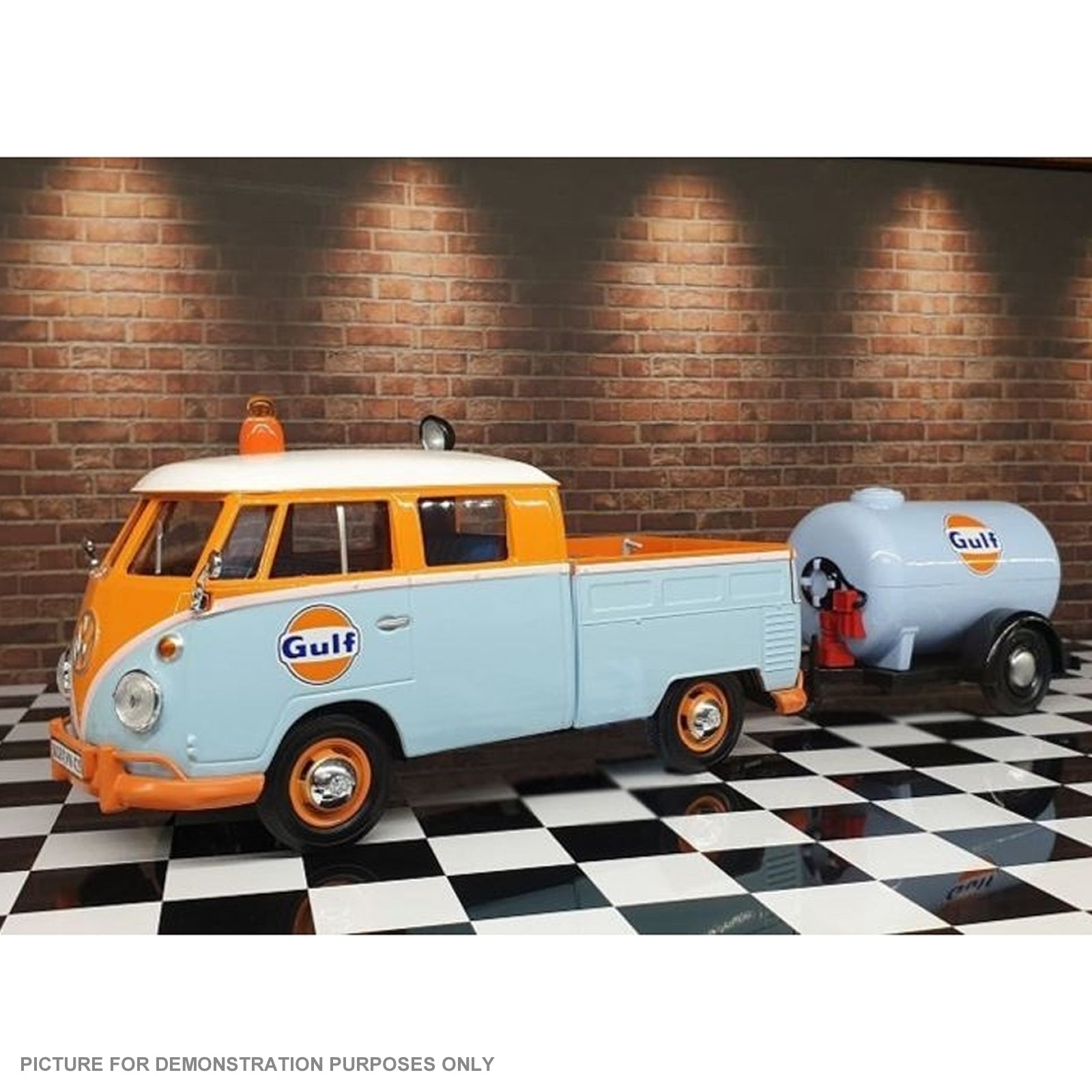 DDA Collectibles Series - 1:24 Gulf VW Pickup & Oil Tank Trailer